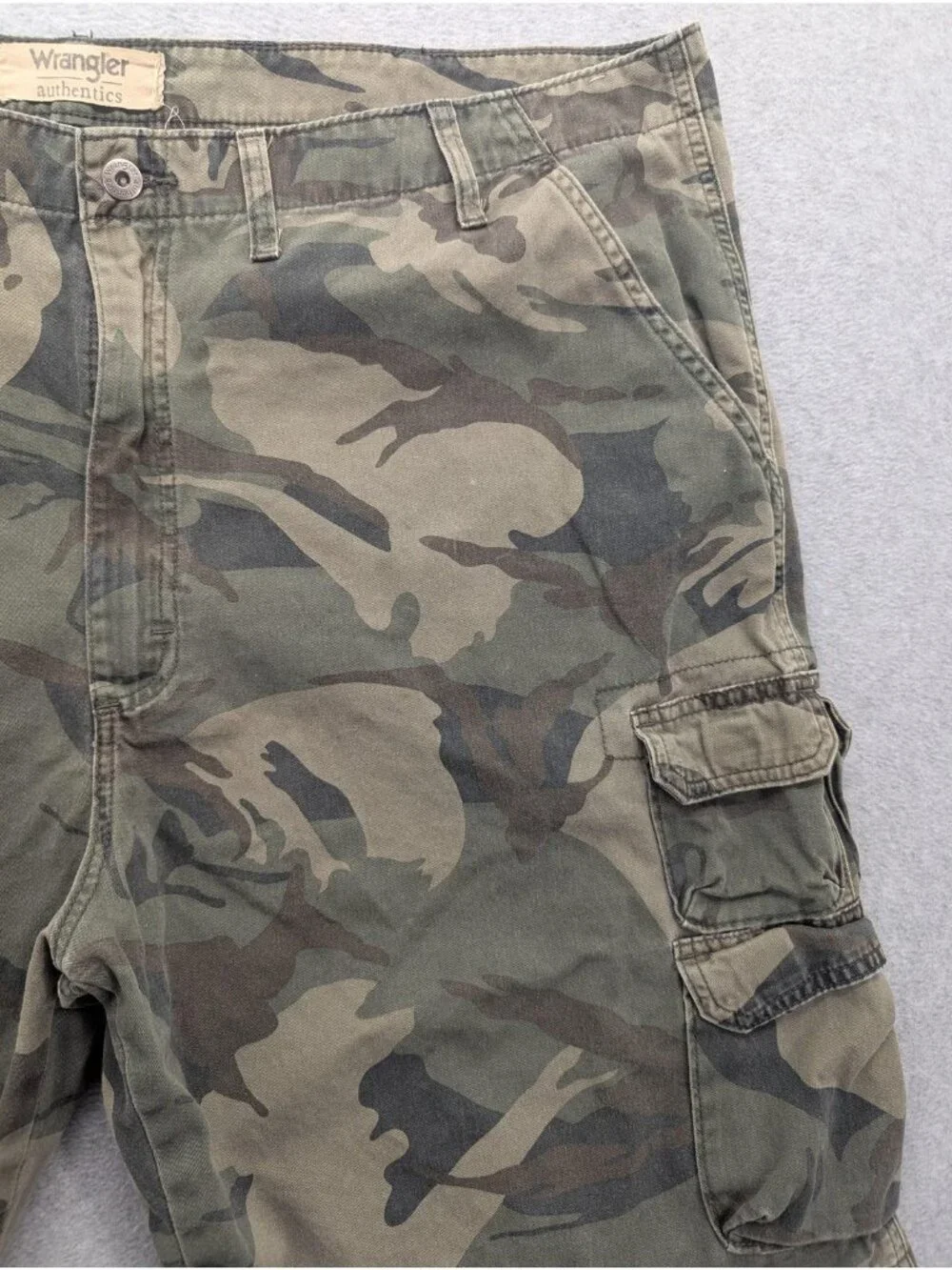 Wrangler Cargo Shorts Mens 46 Green Camo Relaxed Fit 10 Inseam Outdoor Casual